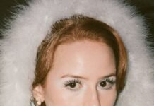 Madelaine Petsch reportaje navideño Madelaine Petsch in Blue Fur 04