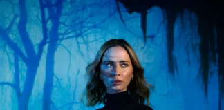 Emily Blunt in Plum Scoop 02