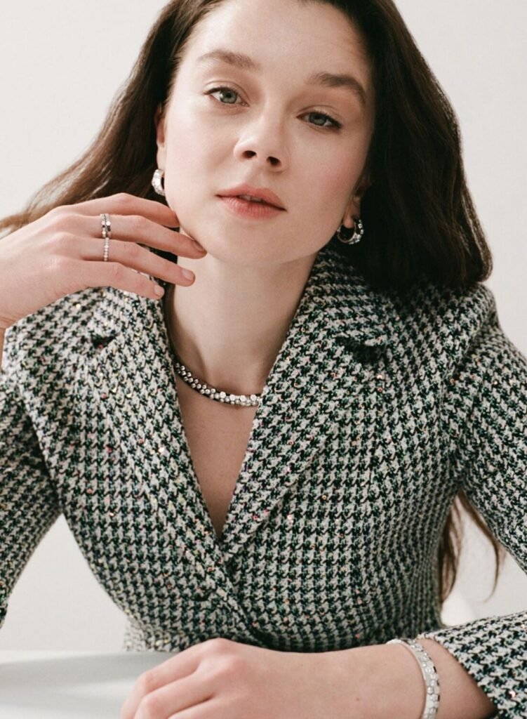 claudia-jessie-for-the-glass-magazine-may-07
