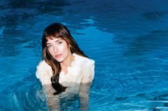 Dakota Johnson en Vogue dakota-johnson-for-vogue-magazine-october-2026-08